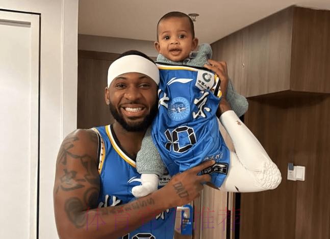 杰曼晒自己与小宝宝合影庆祝战胜宁波，全场砍下23分6助2断